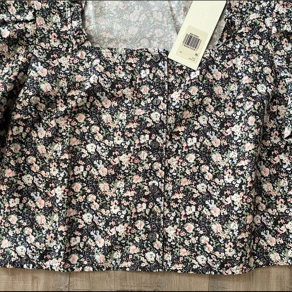 🆕NWT- LEVI’S FLORAL CROP TOP. BRAND NEW WITH TAGS. (Best offer$) - Picture 6 of 6